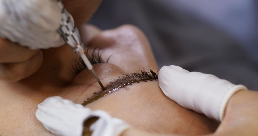 Cómo eliminar el microblading: ¿en casa o con láser?