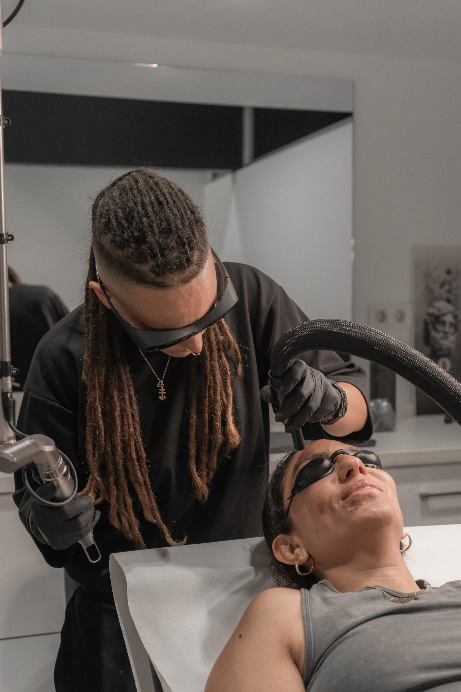 ¿Cuántas sesiones necesito para borrar un microblading con láser?